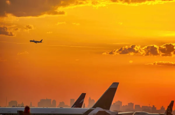 日落时飞机在机场跑道上的背光图像 环球旅行概念 — 图库照片