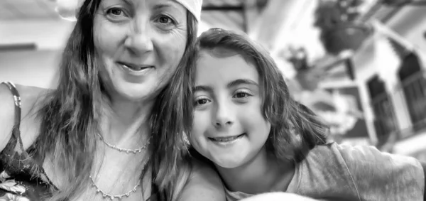 Tropik Aile Noel Genç Kız Annesiyle Birlikte Noel Şapkası Takıyor — Stok fotoğraf