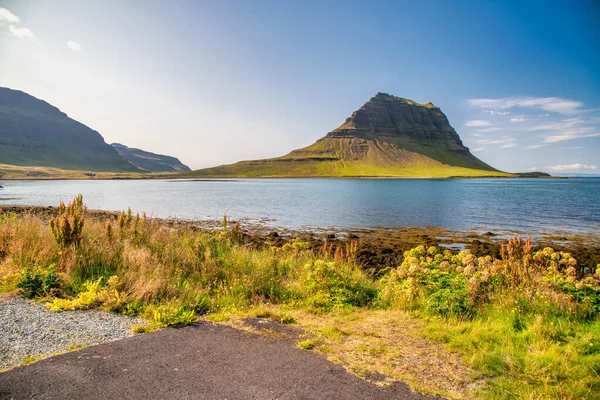 Kirkjufell Βουνό Και Τον Ωκεανό Κατά Θερινή Περίοδο Ισλανδία — Φωτογραφία Αρχείου