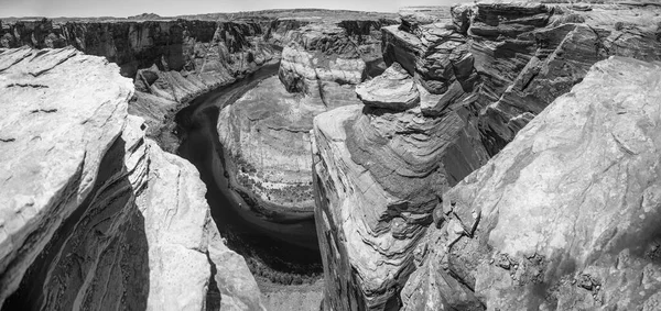 马蹄弯全景鸟瞰 亚利桑那州 落日时的岩石和科罗拉多河 黑白分明 — 图库照片