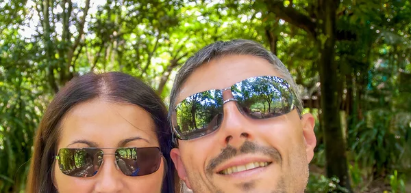 Selfie Happy Caucasian Couple Vacation Visiting Forest — Fotografia de Stock