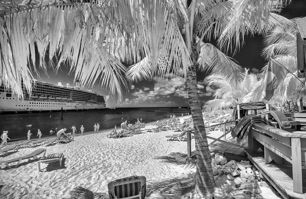 Turks Caicos February 2012 Infrared View Tourists Enjoying Beautiful Beach — Stockfoto