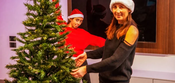 Mulher Bonita Feliz Adicionando Luzes Para Árvore Natal Com Sua — Fotografia de Stock