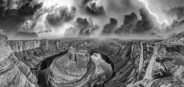 ホースシューベンドパノラマ航空ビュー アリゾナ州 嵐の間の岩とコロラド川 — ストック写真