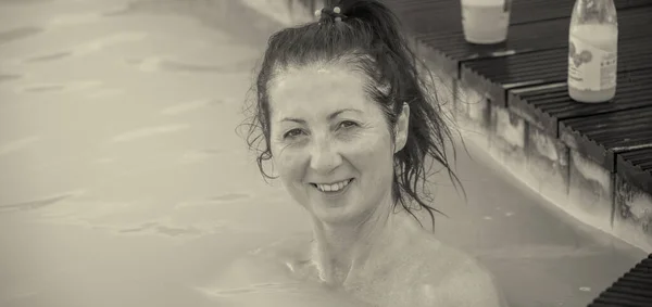 Spa Havuzunda Rahatlayan Mutlu Bir Kadın — Stok fotoğraf
