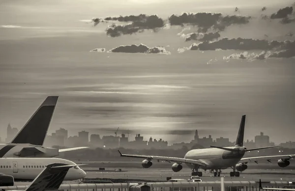 Ανάποδη Θέα Των Αεροπλάνων Στο Διάδρομο Του Αεροδρομίου Κατά Ηλιοβασίλεμα — Φωτογραφία Αρχείου