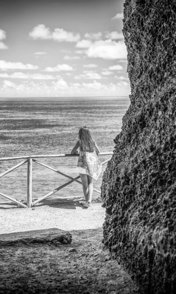 Visão Traseira Menina Olhando Para Bela Costa Ilha — Fotografia de Stock