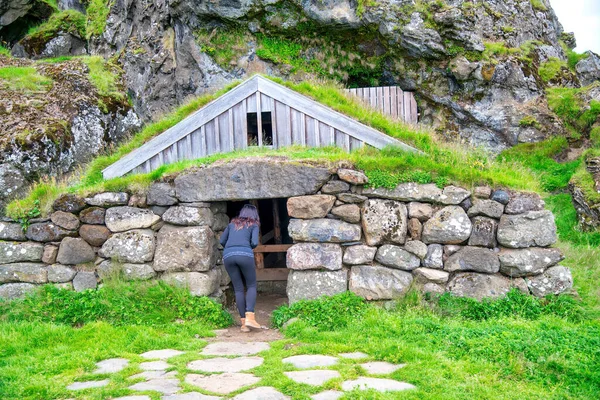 Mulher Explorando Casa Feita Pedras Islândia — Fotografia de Stock