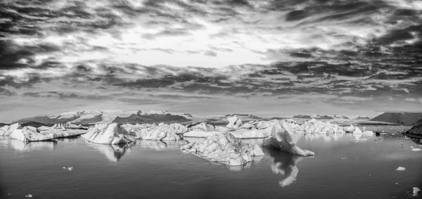 Czarno Biały Panoramiczny Widok Lagunę Jokulsarlon Południowej Islandii Sezon Letni — Zdjęcie stockowe