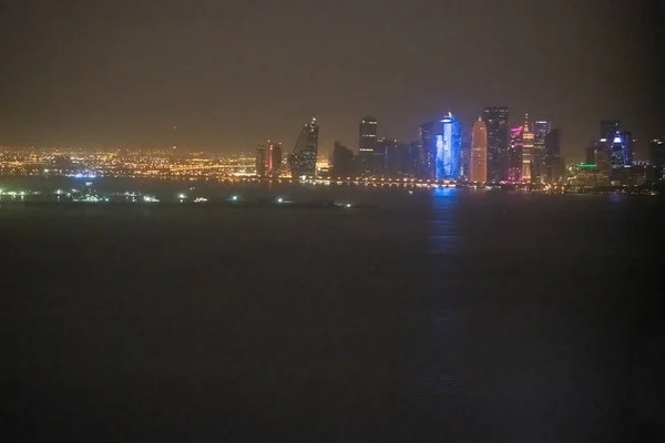 Doha Nın Gece Hava Manzarası Denizden Modern Gökyüzü — Stok fotoğraf