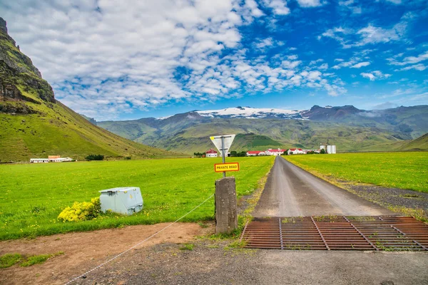 Дорога Природный Термальный Бассейн Seljavallalaug Исландии — стоковое фото