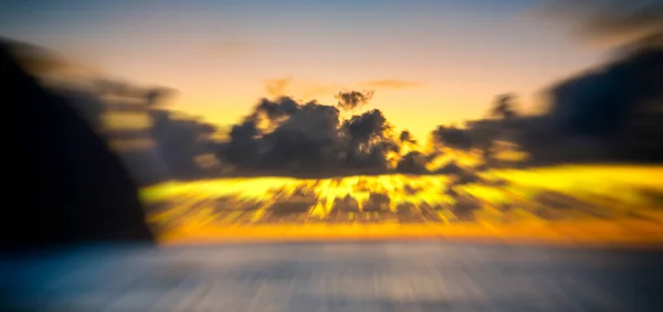 Úžasné Barvy Západu Slunce Žluté Modré Mraky Nad Mořem — Stock fotografie