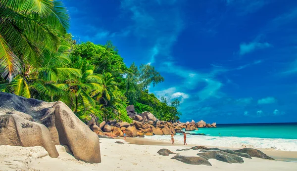 花崗岩の岩や白い砂 熱帯の風景の上にターコイズブルーの水 セーシェルと素晴らしい絵のような楽園のビーチ — ストック写真