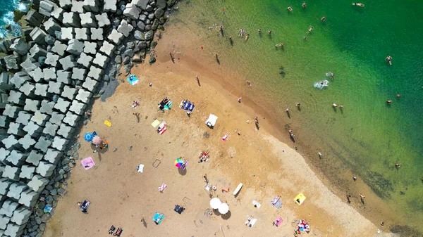 Kum Kayalarla Dolu Güzel Bir Sahil Manzarası — Stok fotoğraf