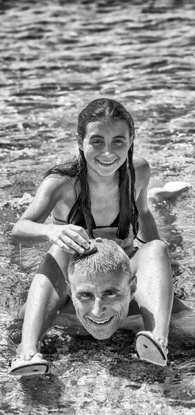 Eine Familie Schwimmt Ufernähe Vater Und Tochter Lächeln — Stockfoto