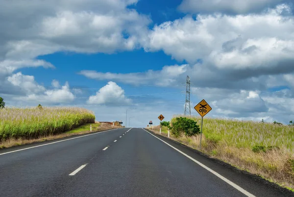晴れた日に美しいクイーンズランド州を横断する道路 オーストラリア — ストック写真