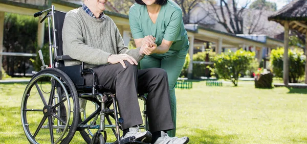 Asiatique Infirmière Heureux Avec Caucasien Aîné Patient Fauteuil Roulant Vue — Photo