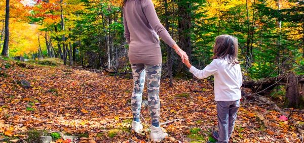 Szczęśliwa Matka Córka Spacerujące Szlaku Sezonie Liści — Zdjęcie stockowe