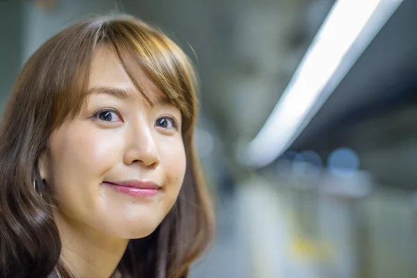 Metro Istasyonunda Kendinden Emin Asyalı Kadın Treni Bekliyor — Stok fotoğraf
