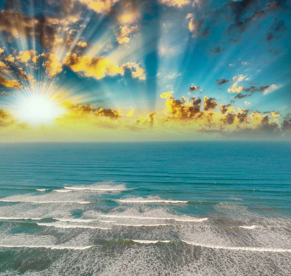 Красиві Хвилі Вздовж Берегової Лінії Заході Сонця Вигляд Повітря Безпілотника — стокове фото
