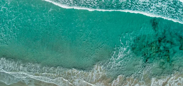 Über Dem Ozean Luftaufnahme Der Wellen Und Oberfläche Küstennähe Drohnenaussichtspunkt — Stockfoto