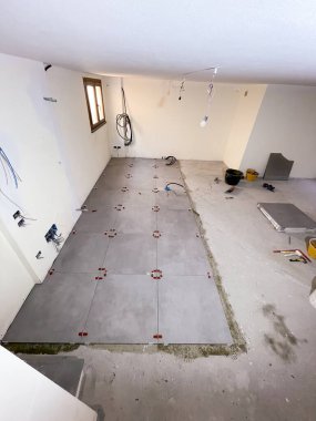 Zemin kattaki fayansları seriyorum. Yeni bir ev konseptine geçiyoruz..