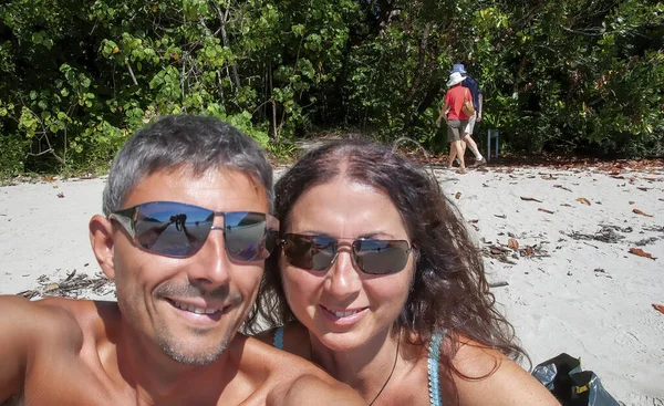 Selfie Happy Caucasian Couple Vacation Relaxing Beautiful Tropical Beach — Foto de Stock