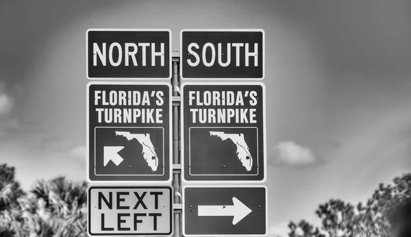 Αυτοκινητόδρομος Της Φλόριντα Σήμανση Ενάντια Στις Παλάμες Και Μπλε Ουρανό — Φωτογραφία Αρχείου