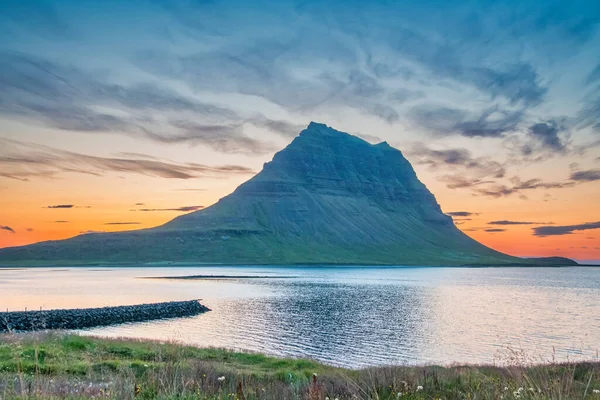 Kirkjufellfoss Berg Vid Solnedgången Island — Stockfoto