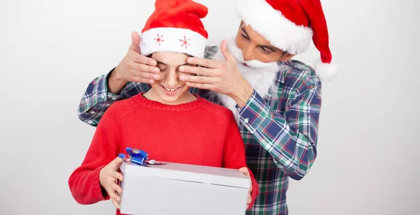 Feliz Hombre Cubriendo Los Ojos Hijo Dando Regalo Para Navidad —  Fotos de Stock