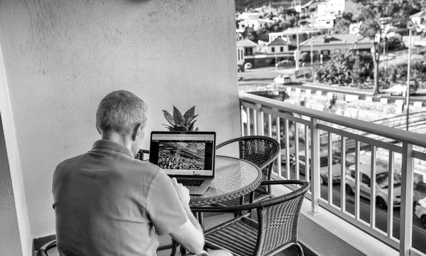 Mann Schaut Mit Laptop Hause Auf Fußballspiel — Stockfoto