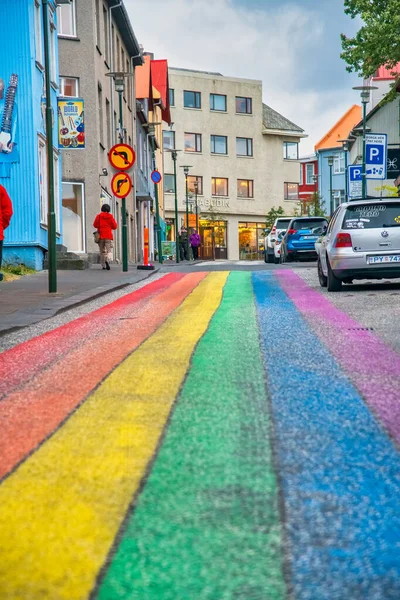 Reykjavik Islanda Agosto 2019 Arcobaleno Dipinta Strada Promuovere Pace — Foto Stock