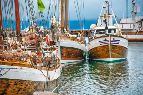 Ξύλινα Σκάφη Αγκυροβολημένα Στο Λιμάνι Της Πόλης Husavik Σούρουπο Της — Φωτογραφία Αρχείου