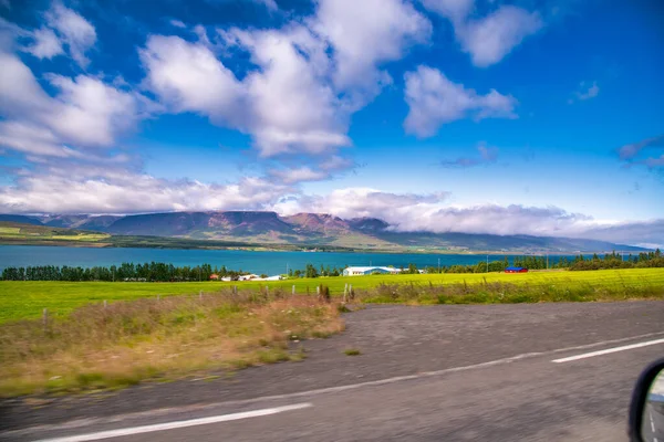 沿着冰岛Landmannalaugar美丽的道路开车 — 图库照片