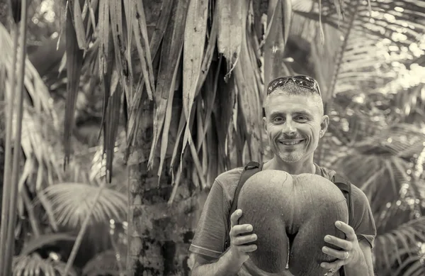 Man Embracing Coco Mer Beautiful Tropical Trail Vallee Mai — Fotografia de Stock