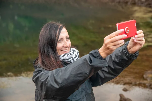 Donna Felice Prende Selfie Uno Scenario Montagna — Foto Stock