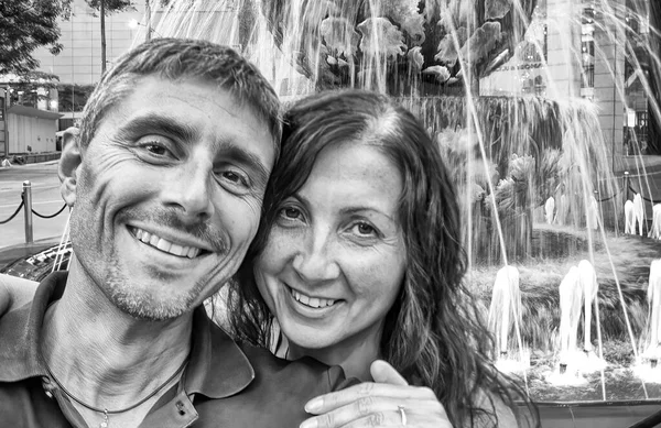 Feliz Jovem Casal Tomando Selfie Com Uma Fonte Cidade Fundo — Fotografia de Stock