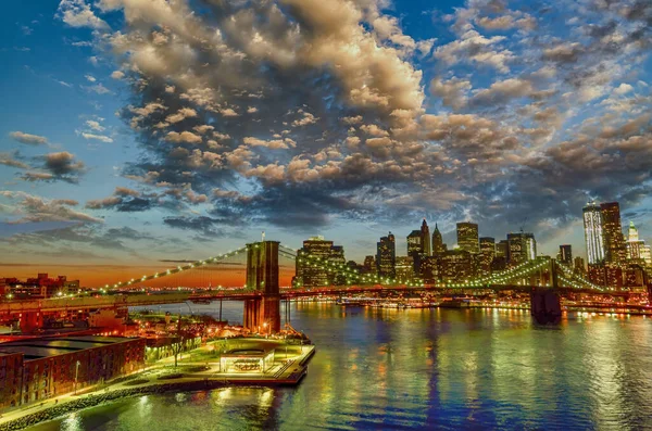 从曼哈顿大桥日落时纽约市的天际线 — 图库照片