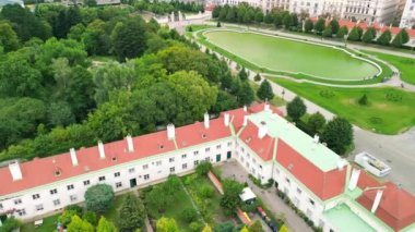 Johann Lukas von Hildebrandt tarafından Savoy Prensi Eugene 'in yazlık evi olarak inşa edilen Viyana' daki ünlü Schloss Belvedere 'nin hava manzarası..