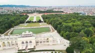 Avusturya, Viyana 'daki Gloriette binasından Schonbrunn Parkı' nın havadan görünüşü.