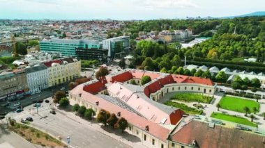 Viyana, Avusturya 'daki araba parkından Schonbrunn Parkı' nın hava görüntüsü.