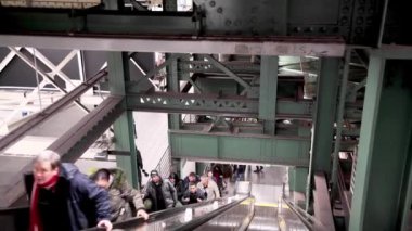 New York Şehri - 2 Aralık 2018: Turistler ve yerliler bir metro istasyonuna giriyor. Metroyla gitmek Manhattan 'a taşınmanın en iyi yoludur..