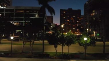 Batı PALM BEACH, FL - 10 Nisan 2018: Şehir gölünden gün batımında güzel şehir manzarasının havadan görünüşü. Şehir ünlü bir turistik merkezdir..