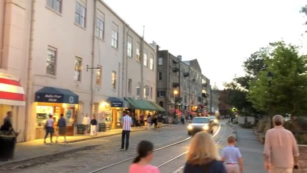 Savannah エイプリル2 2018 観光客と日没のウォーターフロントの通り サバンナはジョージア州の主要な観光名所です — ストック動画