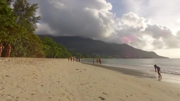 Mahe Seychelles Szeptember 2017 Turisták Sétálnak Tengerparton Mahe Legnagyobb Seychelle — Stock videók
