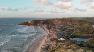 Gün batımında Kanguru Adası 'nda Snelling Plajı. Gökten iniyor.