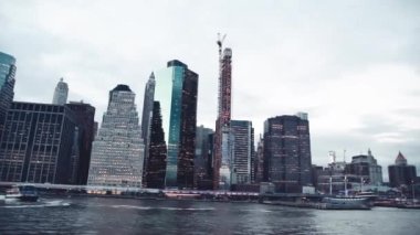 Aşağı Manhattan 'ın modern silueti Hudson Nehri' nde ağır çekimde hareket eden bir tekneden..