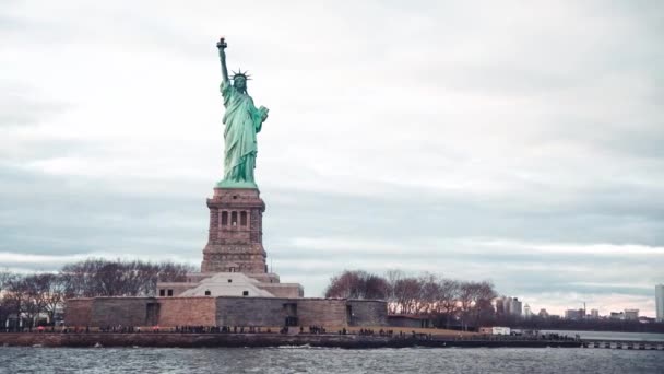 Άγαλμα Της Ελευθερίας Όπως Φαίνεται Από Ένα Κινούμενο Σκάφος Στον — Αρχείο Βίντεο