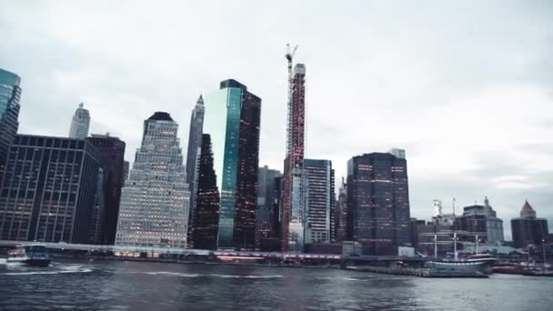 Moderne Skyline Von Lower Manhattan Von Einem Fahrenden Boot Auf — Stockvideo