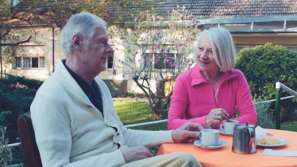 Langzame Beweging Van Bejaarde Gepensioneerde Paar Ontbijten Buiten — Stockvideo